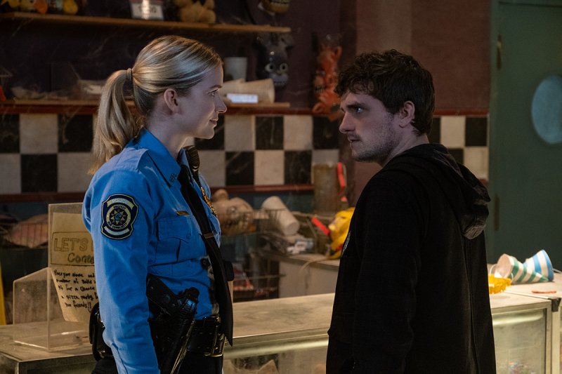 Josh Hutcherson e Elizabeth Lail in Five Nights at Freddy's Josh Hutcherson e Elizabeth Lail in Five Nights at Freddy's