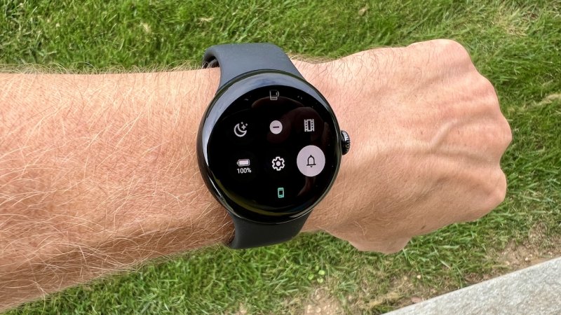 Il menu rapido di Google Pixel Watch 2 richiamabile con uno swipe verso il basso