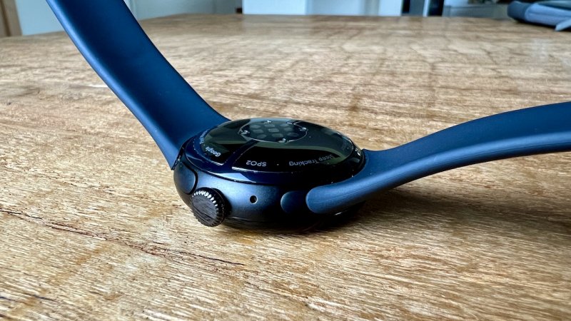 Il tasto multifunzione e la corona laterale di Google Pixel Watch 2 sono al solito posto