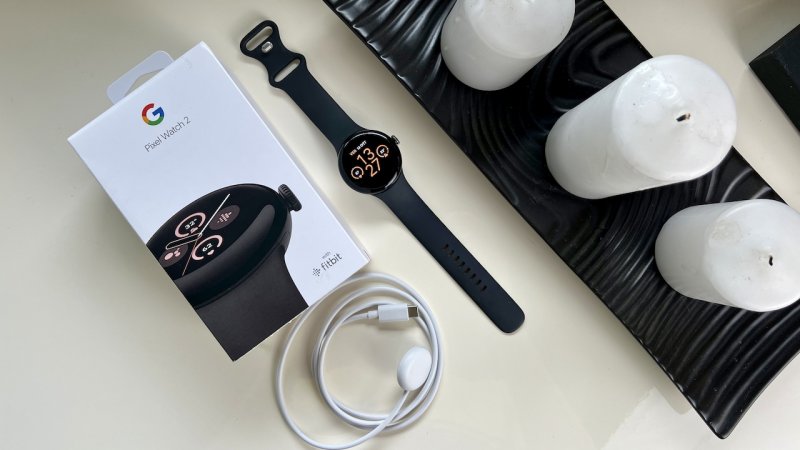 La confezione di Google Pixel Watch 2 comprende il cavo di ricarica e un cinturino più grande