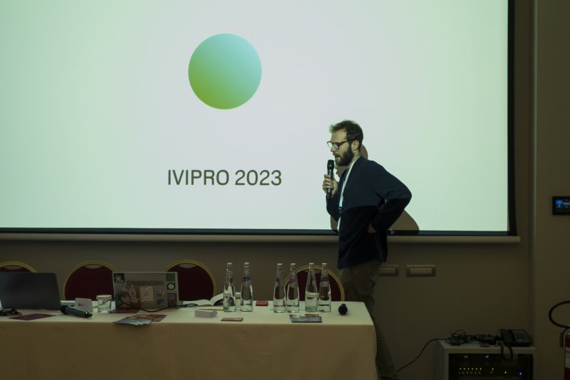 Francesco Ameglio ha iniziato la sua conferenza parlando della filosofia dello sviluppatore e accademico Pippin Barr, autore di un importante libro dedicato ai videogiochi