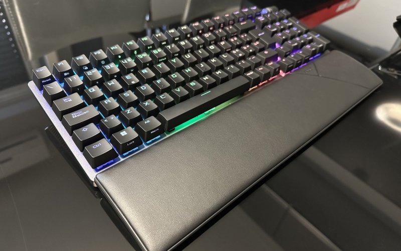 ASUS ROG Strix Scope 2 96 Wireless con poggiapolsi e illuminazione accesa ASUS ROG Strix Scope 2 96 Wireless con poggiapolsi e illuminazione accesa