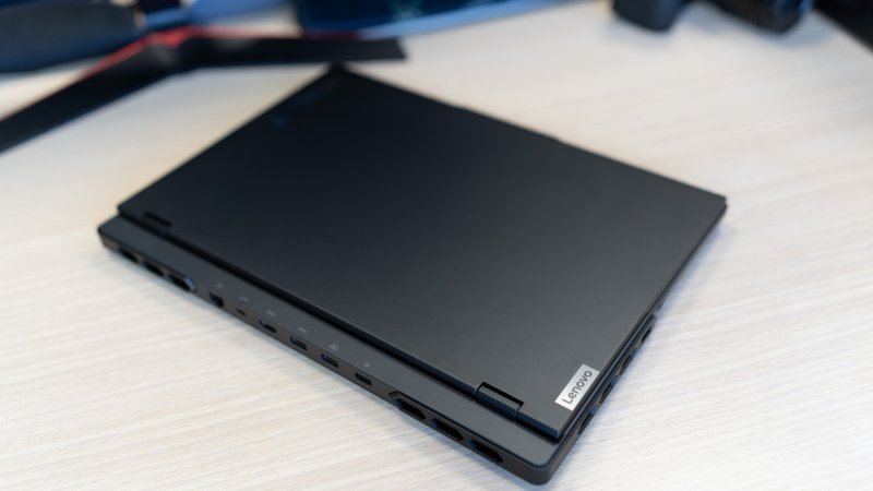 Il design del Legion Pro 7 è sobrio ed estremamente pulito