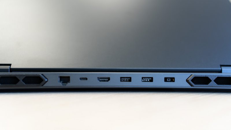 Sul retro del portatile troviamo tutto il necessario per collegare il Legion Pro 7i ad un massimo di 3 display esterni