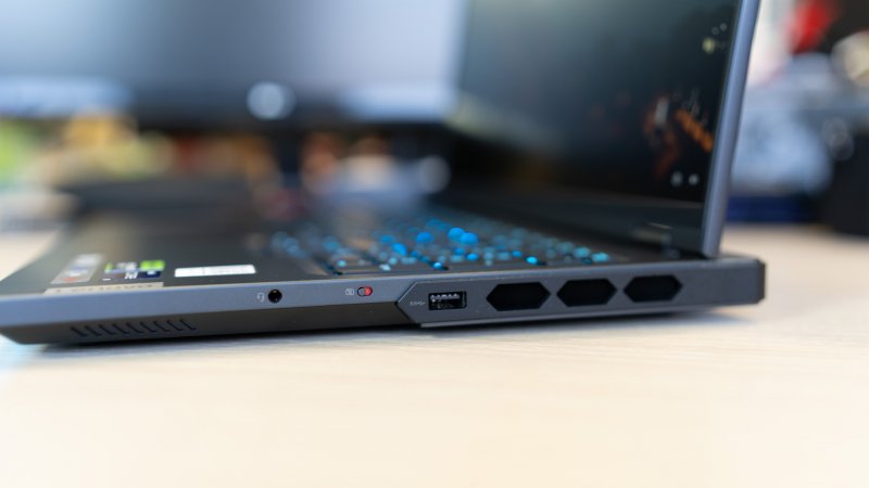 Sulla parte destra del portatile troviamo il tasto per disattivare l'alimentazione elettrica della webcam