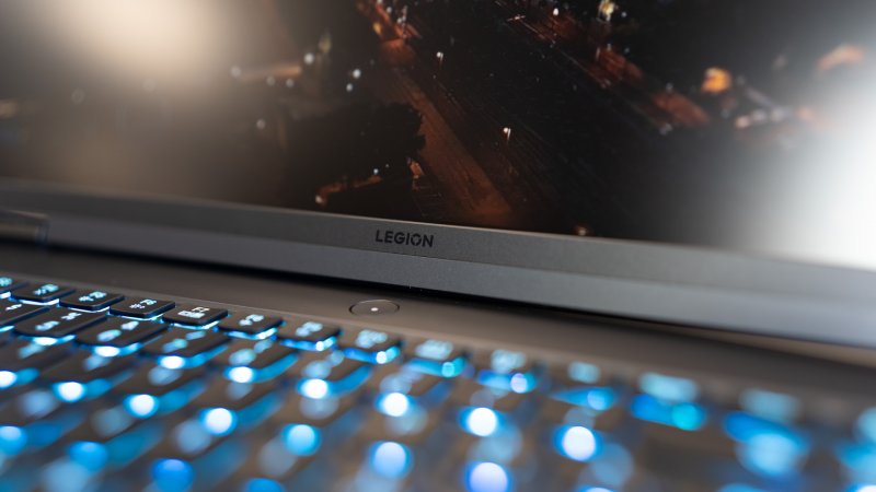 Nonostante le temperature interne siano molto basse, la parte superiore e centrale della tastiera si scalda moltissimo durante l'uso gaming