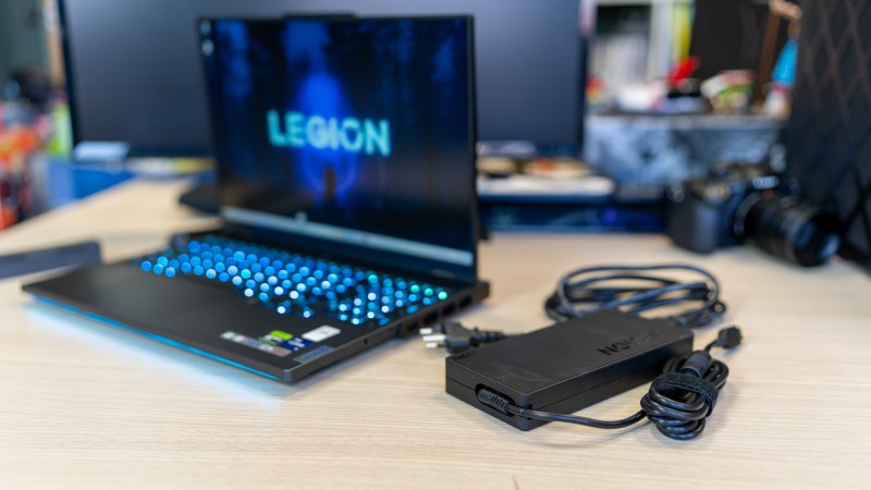 L'alimentatore del Legion Pro 7i pesa poco meno di un kg, ma ha dimensioni leggermente più contenuto rispetto agli standard