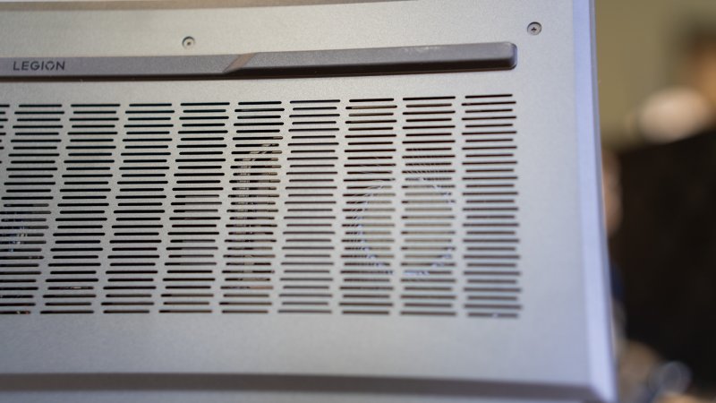 I 2 altoparlanti montati nel Lenovo Legion Pro 7i hanno una pressione sonora che supera gli 80 decibel