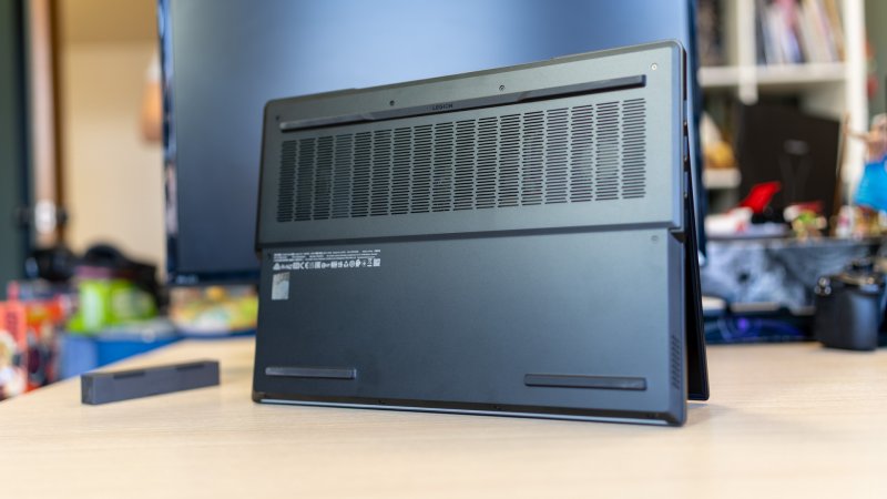 La parte inferiore del laptop presenta una grande griglia di aspirazione che ha uno spessore maggiorato