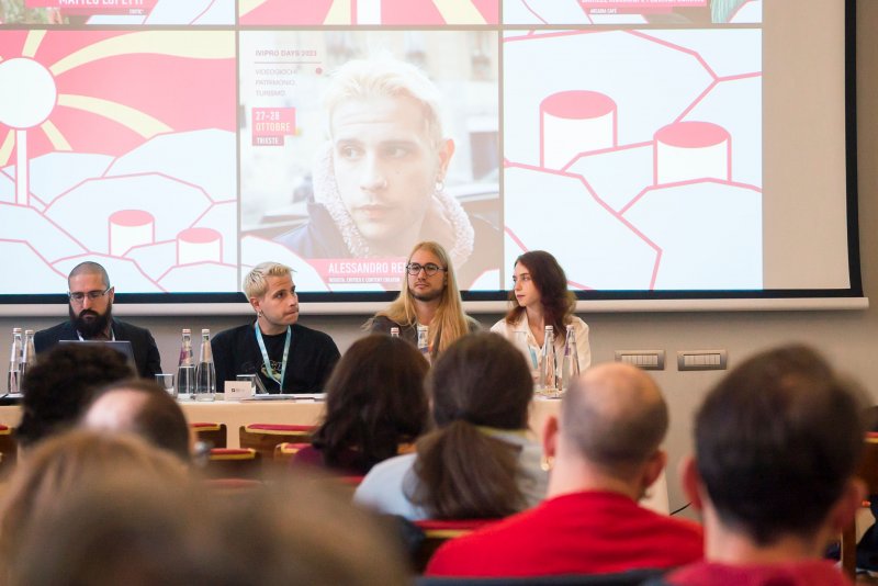 'Divulgare i videogiochi, videogiochi che divulgano': questo il titolo della chiacchierata tra Matteo Lupetti, Lorenzo Redaelli, Daniele Ricciardi e Federica Soriano