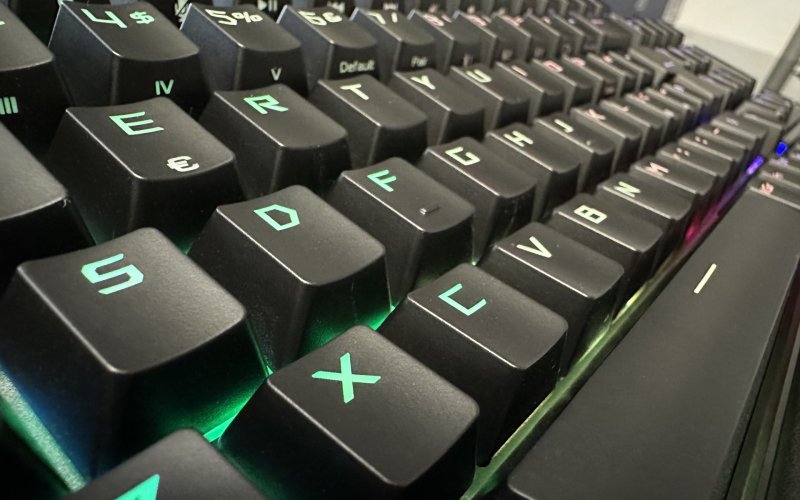 ASUS ROG Strix Scope 2 96 Wireless vista di lato ASUS ROG Strix Scope 2 96 Wireless vista di lato