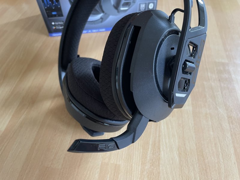 Il microfono delle Nacon RIG 600 Pro HS è elegante, peccato che si faccia fatica ad estrarlo dal suo alloggio