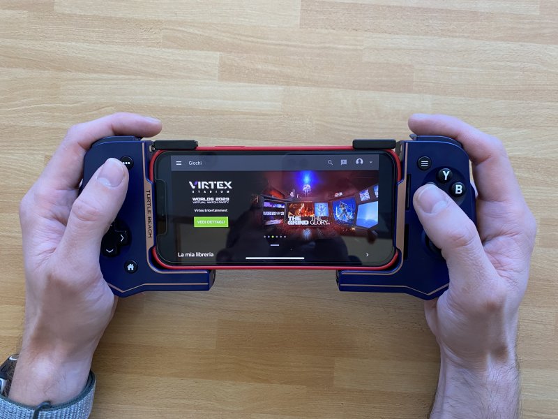 La presa del controller Turtle Beach Atom è molto buona, finché non si hanno le mani tanto grandi