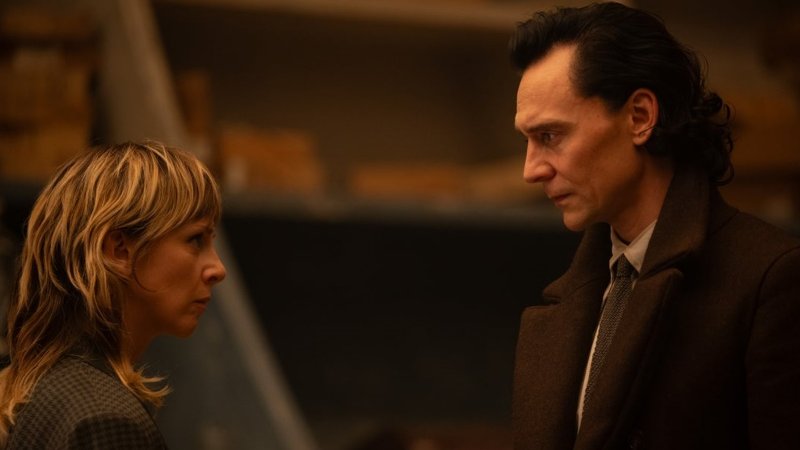 Sophia Di Martino e Tom Hiddleston in una scena di Loki 2
