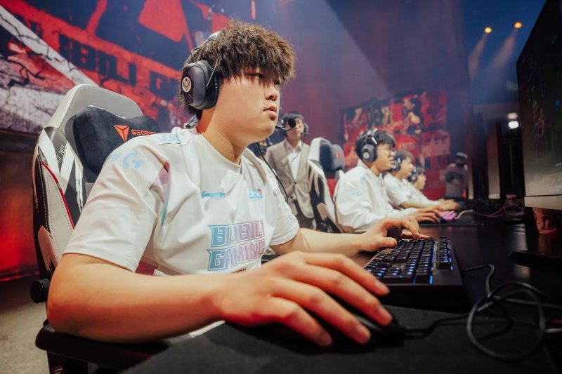 Il talento di Bin e TheShy ha dato spettacolo nella prima semifinale dei Mondiali di League of Legends 2023 con scambi di colpi degni di un video montaggio assolutamente epico Il talento di Bin e TheShy ha dato spettacolo nella prima semifinale dei Mondiali di League of Legends 2023 con scambi di colpi degni di un video montaggio assolutamente epico