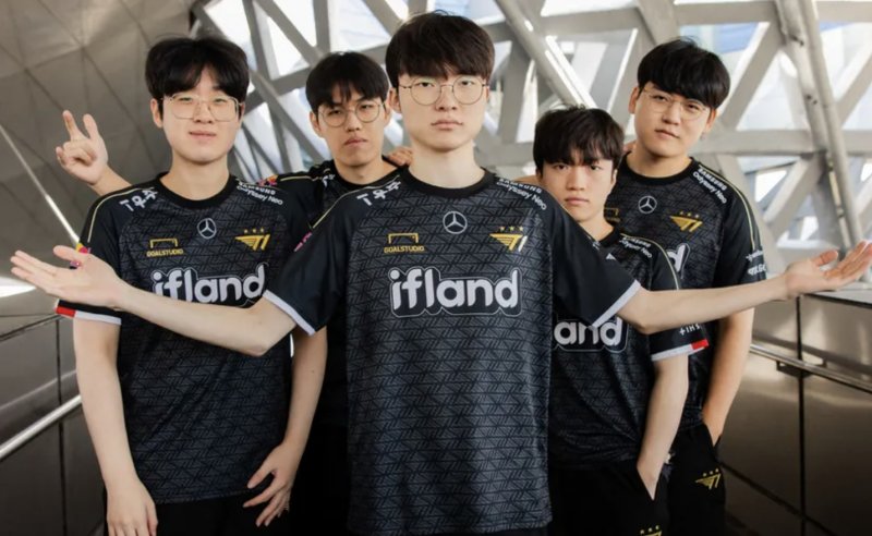 Tutto il mondo, fatta eccezione per la Cina, tiferà una squadra e un giocatore alle finali dei mondiali 2023 di League of Legends: i T1 e il leggendario Faker Tutto il mondo, fatta eccezione per la Cina, tiferà una squadra e un giocatore alle finali dei mondiali 2023 di League of Legends: i T1 e il leggendario Faker