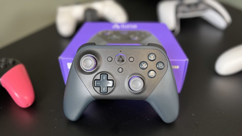 La scatola del Controller Luna include solo il controller e due batterie AA