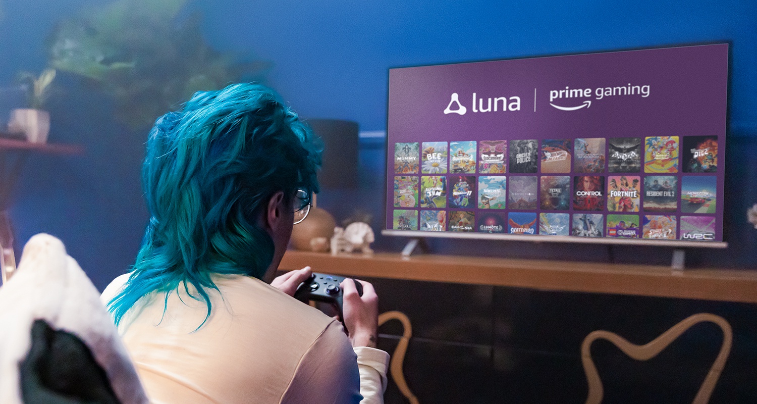 Una persona che gioca ad Amazon Luna su una televisione