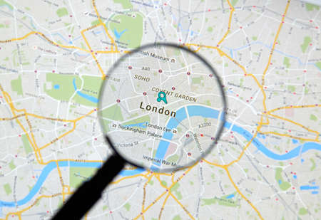 Google Maps ha recentemente potenziato la funzione Lens per applicarla alle strade delle principali metropoli a livello globale