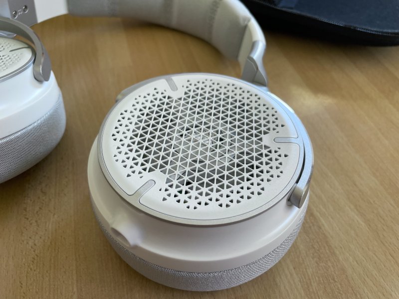 Il retro dei padiglioni delle Corsair Virtuoso Pro è 'aperto'