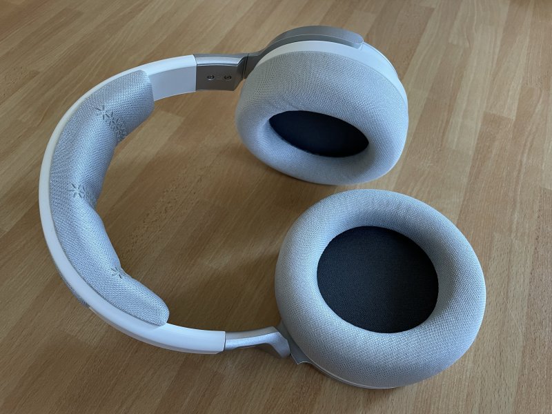 I cuscinetti delle Corsair Virtuoso Pro sono poco profondi e la loro imbottitura non ci ha convinto affatto