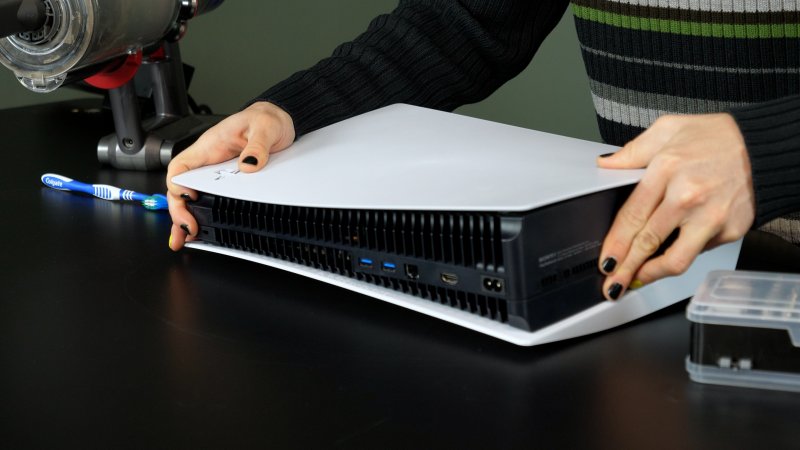 La posizione delle mani per rimuovere la prima vela di PS5