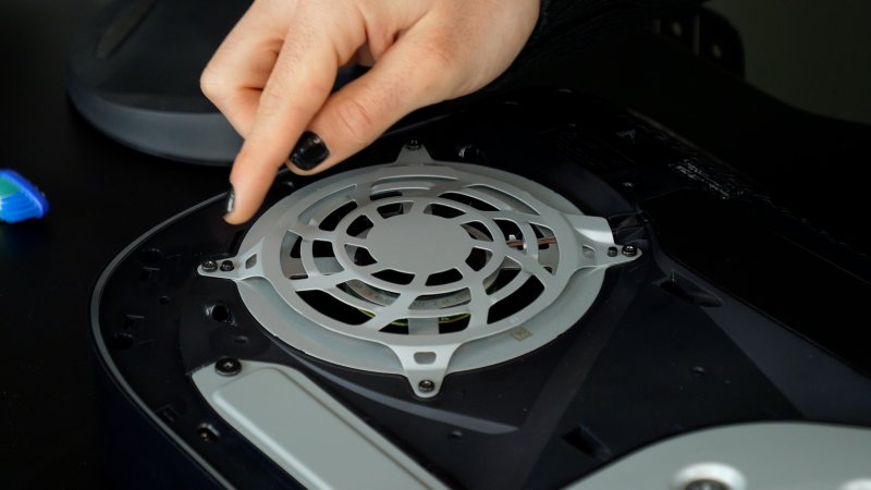 Fate attenzione alla lunghezza delle viti che bloccano la ventola di PS5