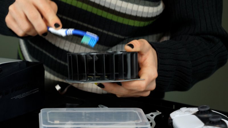 Potete pulire la ventola di PS5 anche con uno spazzolino da denti