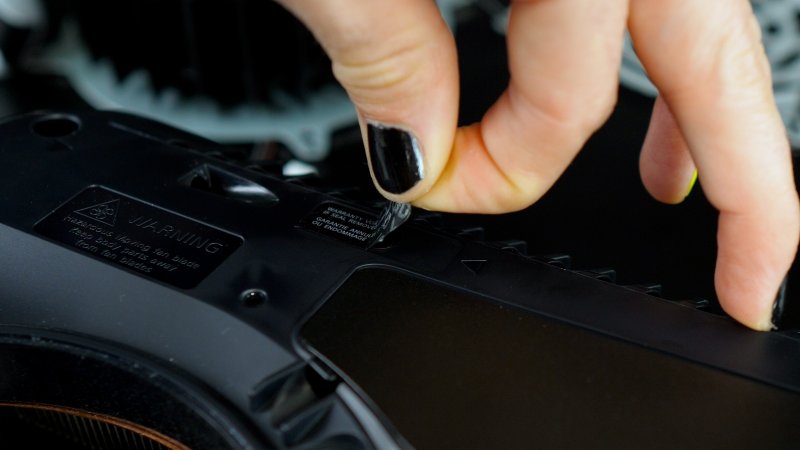 Questo è l'adesivo che, una volta rimosso, invaliderà l'eventuale garanzia residua di PS5