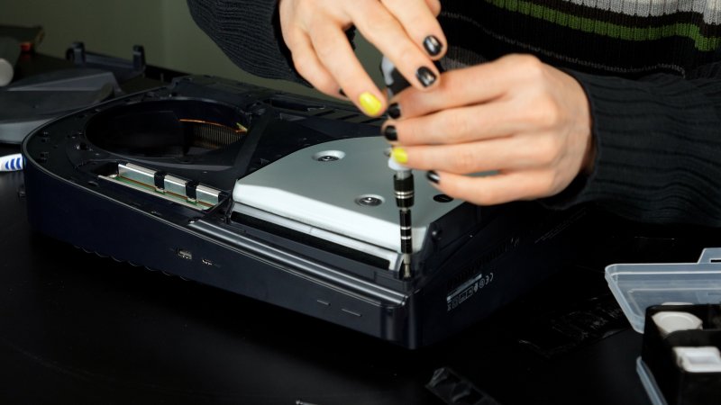 La scocca in plastica di PS5 è tenuta insieme da 11 viti T8