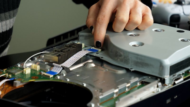 Ricordatevi di scollegare tutte le periferiche del case di PS5