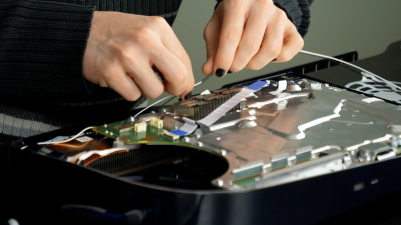 Attenti alla posizione sulla scheda madre di PS5 di questi cavi bianchi e neri