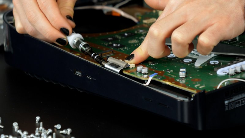 Ricordatevi di scollegare le porte USB frontali prima di sollevare il blocco principale di componenti di PS5