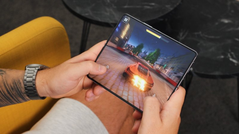 Gli schermi dei Galaxy Z Fold attuali utilizzano materiale fluorescenti per i pixel blu