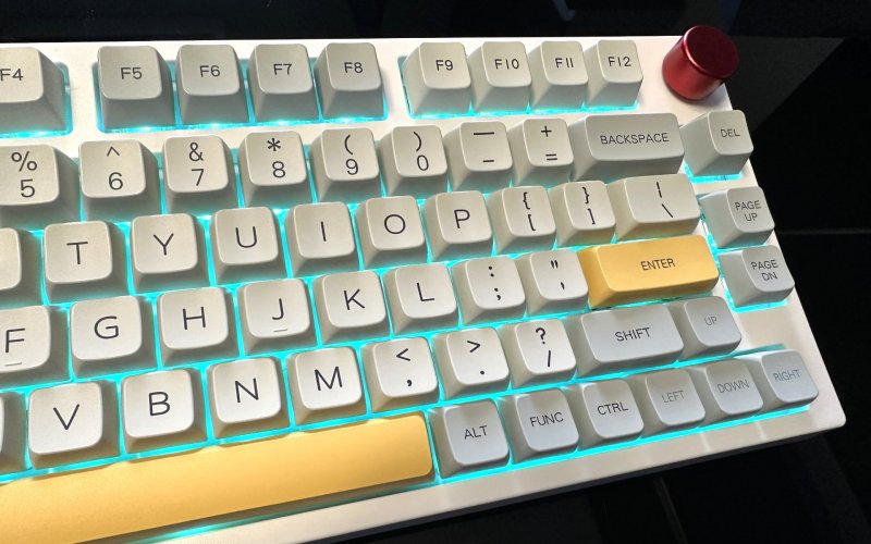 EPOMAKER TH80 Pro con l'illuminazione RGB in tonalità celesti