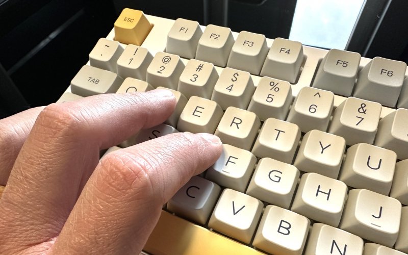 La pressione dei tasti sulla EPOMAKER TH80 Pro è davvero piacevole con gli switch Gateron Pro Yellow