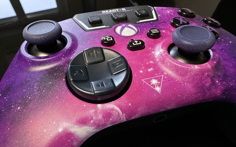 La colorazione Nebula del Turtle Beach REACT-R è forse un po' troppo esuberante La colorazione Nebula del Turtle Beach REACT-R è forse un po' troppo esuberante