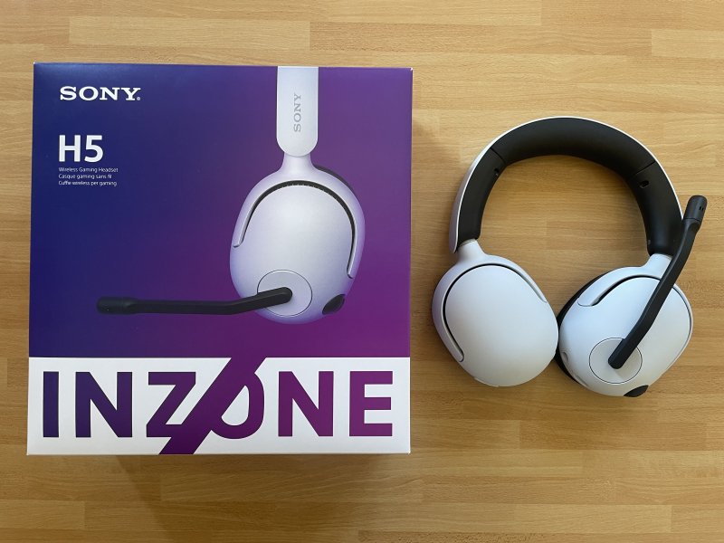 Nella confezione delle INZONE H5 troverete un cavo USB-C per la ricarica, il dongle USB ed un cavo jack da 3,5 millimetri