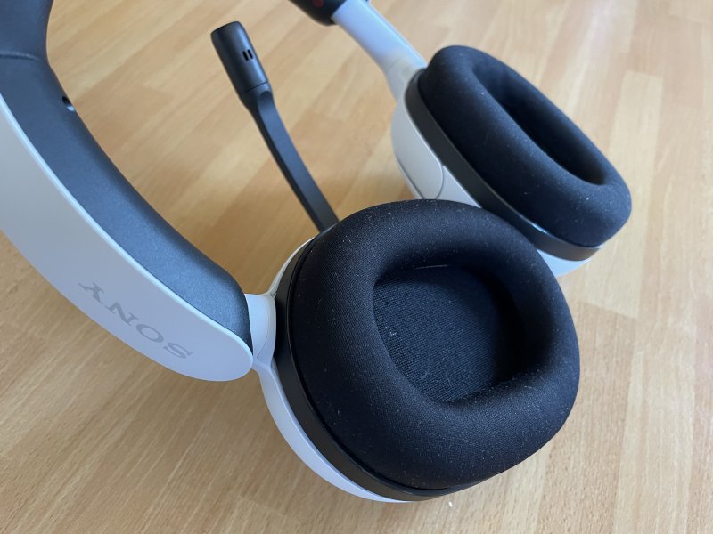 I cuscinetti delle INZONE H5 non sono particolarmente profondi, ma durante la nostra prova non ci hanno dato fastidio