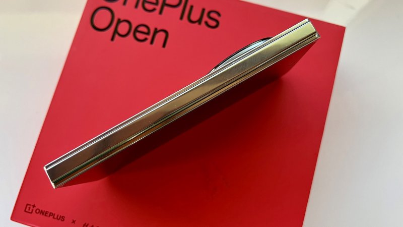 Lo spessore di OnePlus Open è inevitabilmente piuttosto marcato Lo spessore di OnePlus Open è inevitabilmente piuttosto marcato