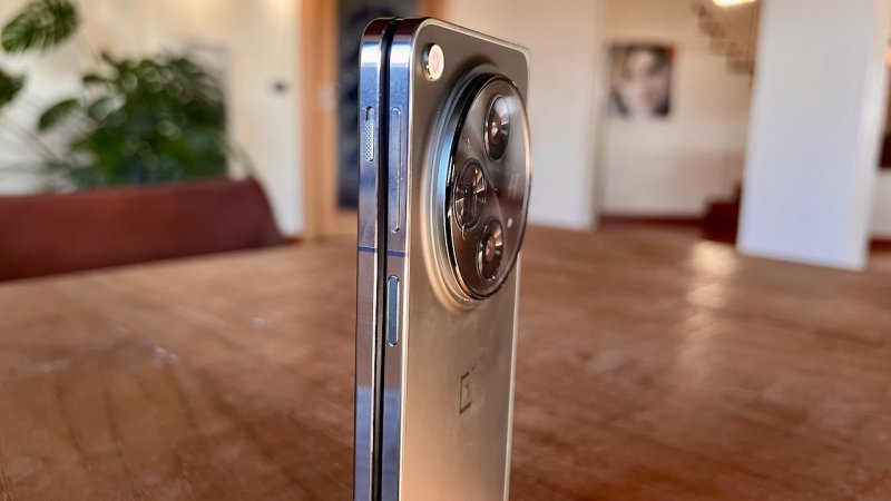 Un dettaglio della scocca di OnePlus Open che evidenzia il grosso modulo fotocamere, l'Alert Slider e la perfetta aderenza tra le due parti Un dettaglio della scocca di OnePlus Open che evidenzia il grosso modulo fotocamere, l'Alert Slider e la perfetta aderenza tra le due parti