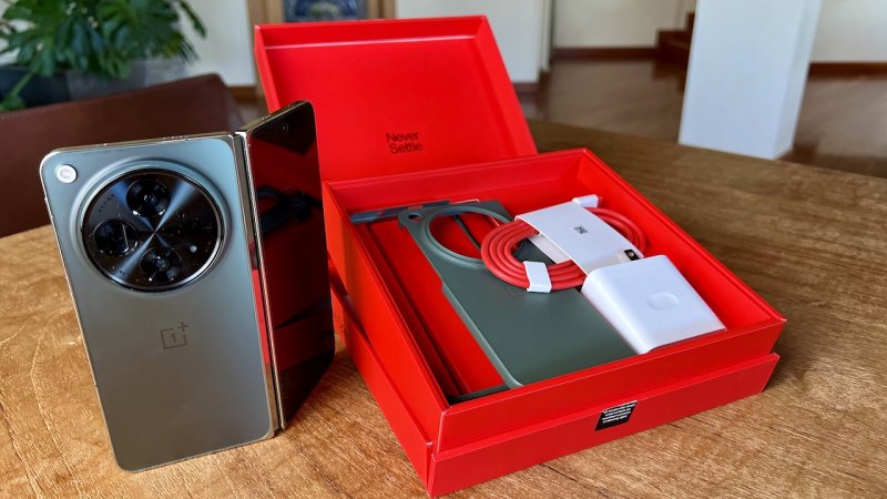 La confezione di OnePlus Open con la sua dotazione di accessori La confezione di OnePlus Open con la sua dotazione di accessori