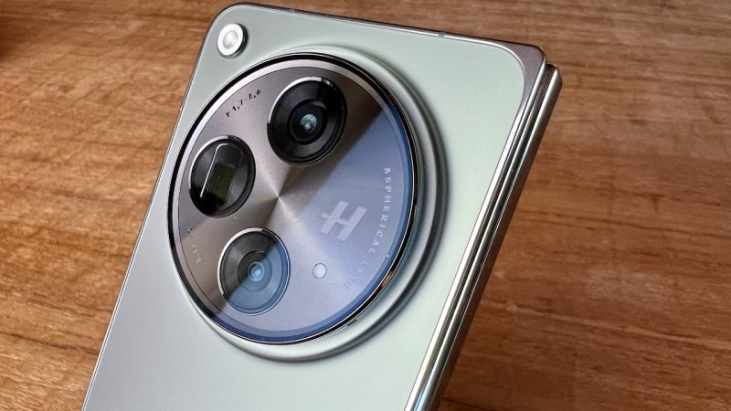 Il modulo fotocamere posteriori di OnePlus Open conta su tre sensori di ottima qualità Il modulo fotocamere posteriori di OnePlus Open conta su tre sensori di ottima qualità