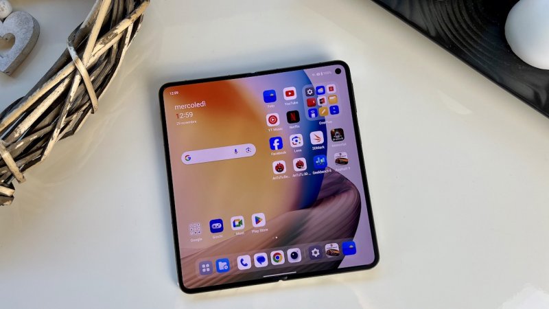 Con il display attivo lo scalino in corrispondenza della cerniera di OnePlus Open è quasi invisibile Con il display attivo lo scalino in corrispondenza della cerniera di OnePlus Open è quasi invisibile
