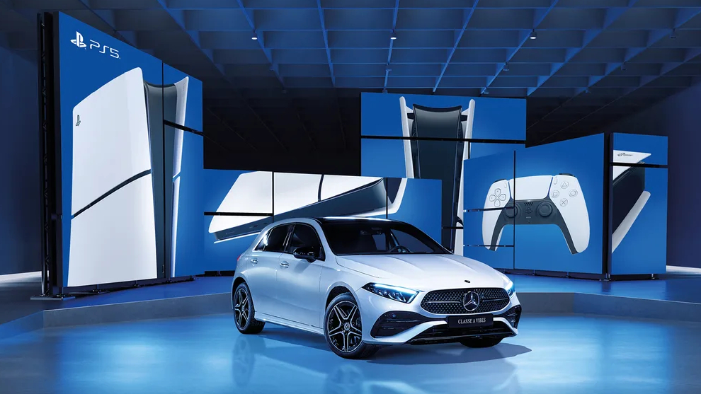 PS5: Sony e Mercedes-Benz presentano la Classe A Vibes, l'auto ispirata alla console