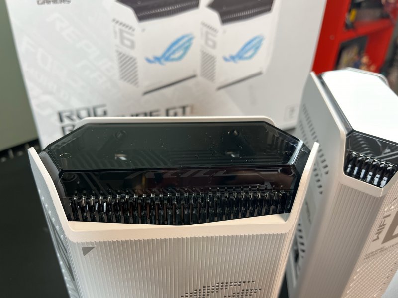 ROG Rapture GT6 ha sezioni trasparenti come certe console limited edition