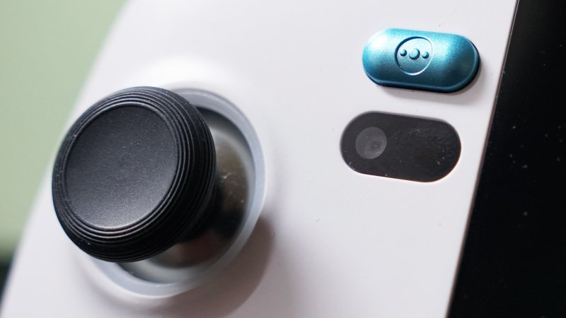 La fotocamera sulla parte frontale di Ayaneo Kun dovrebbe aiutare a collegarsi a Windows e ad alcune app con un solo sguardo, ma la qualità è davvero scarsa