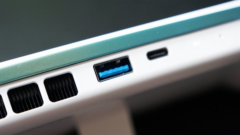 Il lato superiore di Ayaneo Kun ha ben due ingressi USB