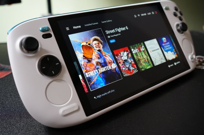 I touchpad di Ayaneo Kun sono posizionati sensibilmente più in basso rispetto a quelli di Steam Deck, una soluzione che ha i suoi pro e contro