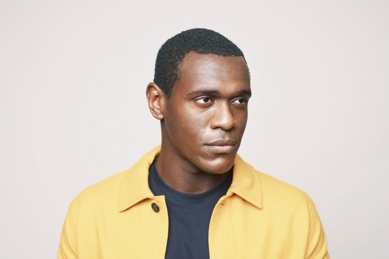 Abubakar Salim è il cuore pulsante di questa produzione che è legata anima e corpo alla sua storia personale